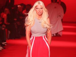 KAKAV BLAM KARLEUŠE NA PARISKOM FASHION WEEK-U ! JK misli da je bacila modni svet pod noge i da je rame uz rame sa svetskim zvezdama, a onda…