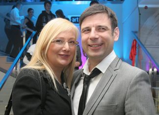 Nakon razvoda oženio se još 2 puta, kuma im je bila poznata Srpkinja: Koji MUZIČAR je bivši muž Leontine Vukomanović?