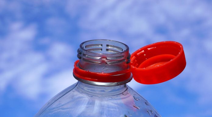 “A JA BESNA ŠTO MI ČEP UDARA U NOS” Sve vreme pogrešno otvarate NOVE FLAŠE, kad vidite ovaj GENIJALNI TRIK, oduševićete se (VIDEO)