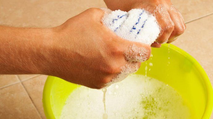 STAVITE KAP OVE TEČNOSTI U VODU I PREBRIŠITE KUĆU – Nećete Vidjeti Prašinu 10 Dana