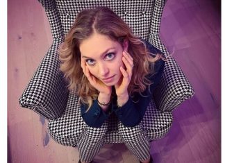 Ostavio suprugu i drugoj napravio dete: Opšti haos u životu mlade pevačice, u porodici tuga i očajanje