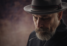 Neobičan potez milionera: Glumi slepilo da bi testirao sluškinju!