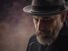 Neobičan potez milionera: Glumi slepilo da bi testirao sluškinju!