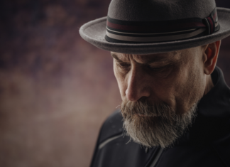 Neobičan potez milionera: Glumi slepilo da bi testirao sluškinju!