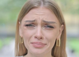 Ova 3 horoskopska znaka bolje da ne izlaze iz kuće: Karma ih stiže u martu 2026.