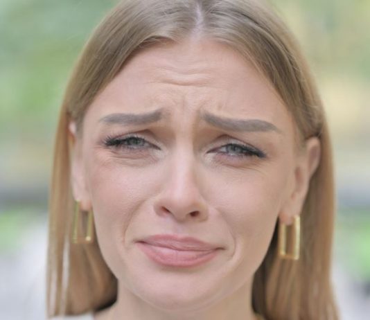 Ova 3 horoskopska znaka bolje da ne izlaze iz kuće: Karma ih stiže u martu 2026.